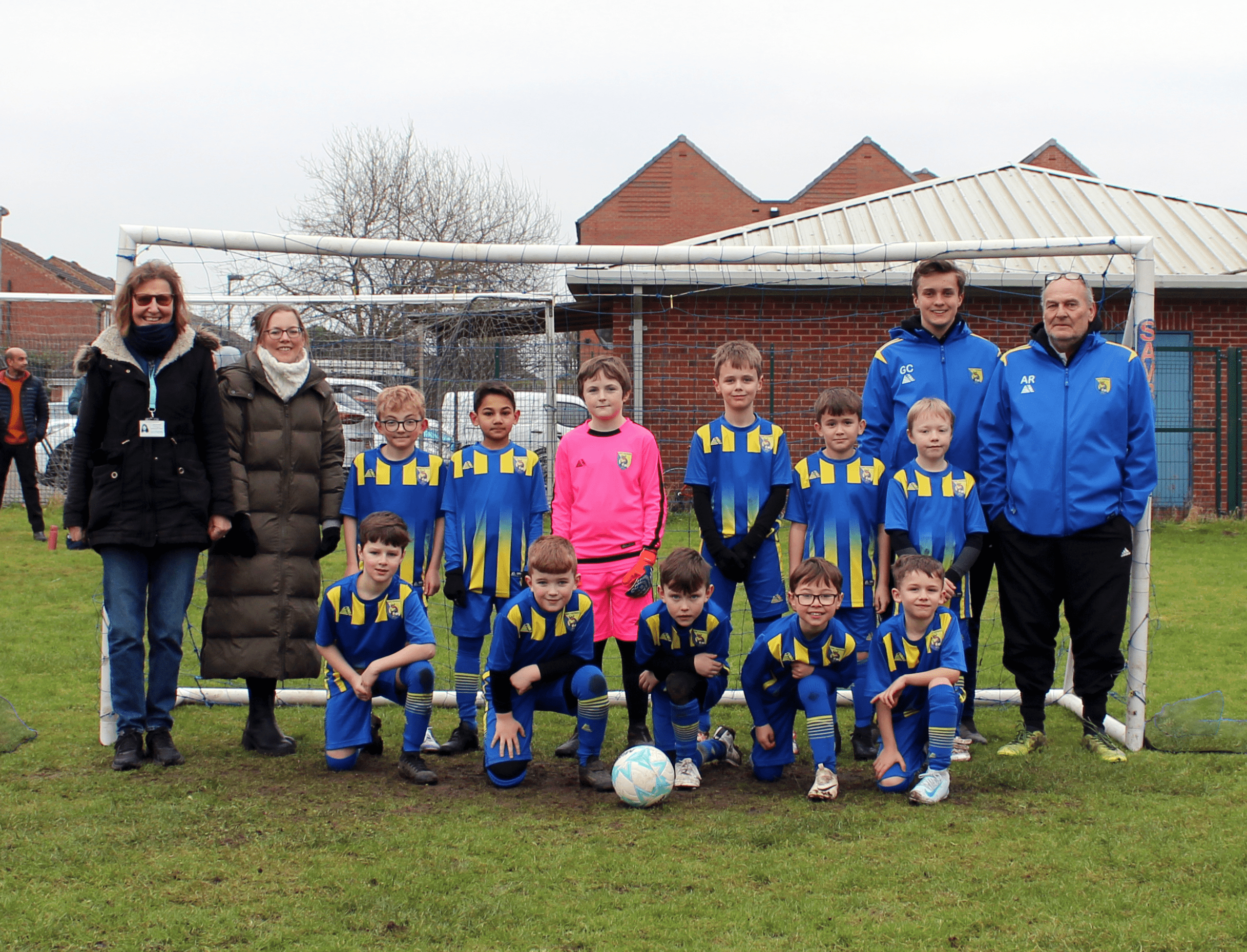 Carr Vikings U9s - L to R Jane, Anne-Marie, Carr Vikings U9 team, Assistant Coach George, Coach Alan-min